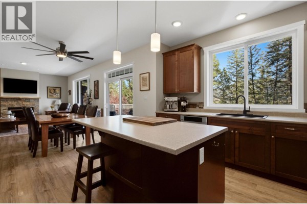 2050 South Lakeside Drive, Williams Lake, BC, photo 2