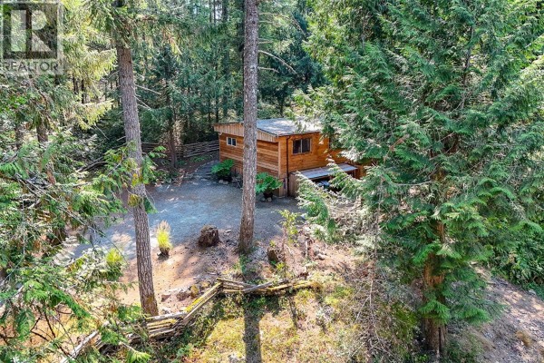 Living room - 2051 May Ave, Shawnigan Lake, BC V8H2C5 Photo 5