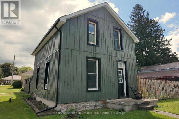 Kitchen - 2056 Mill Street E, Howick, ON N0G1X0 Photo 2