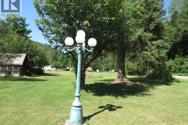 2057 Loff Road, Castlegar, BC V1N4N2 Photo 2