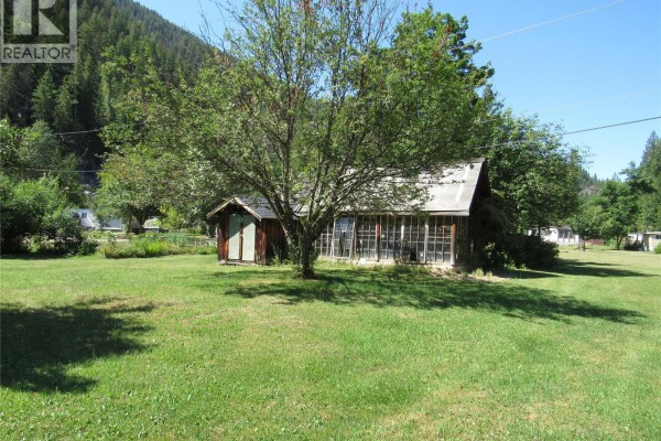 2057 Loff Road, Castlegar, BC V1N4N2 Photo 3