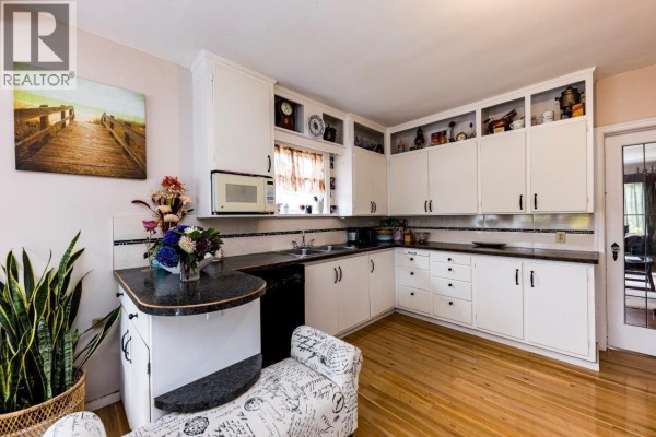 2057 Mahon Avenue, North Vancouver, BC V7M2T6 Photo 5