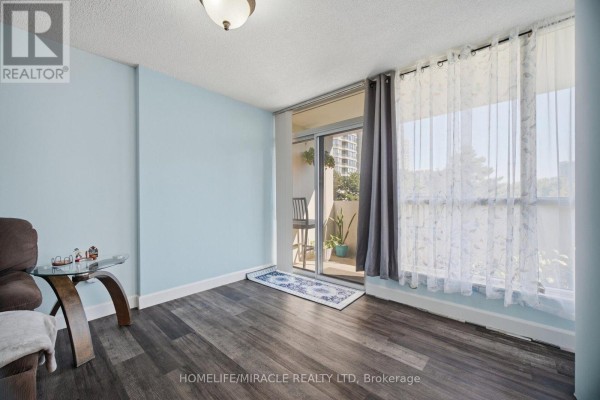 Kitchen - 206 - 1 Rowntree Road, Toronto, ON M9V5G7 Photo 3