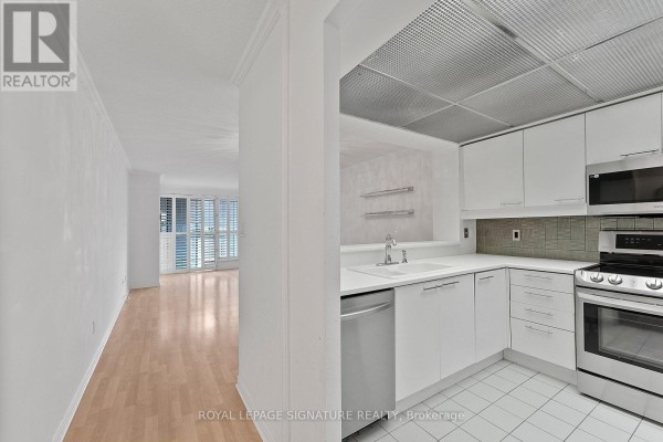 Living room - 206 - 18 Hollywood Avenue, Toronto, ON M2N6P5 Photo 4