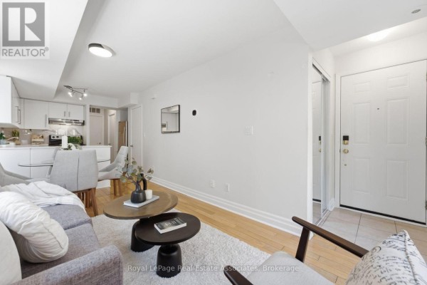 Living room - 206 - 415 Jarvis Street, Toronto, ON M4Y3C1 Photo 5