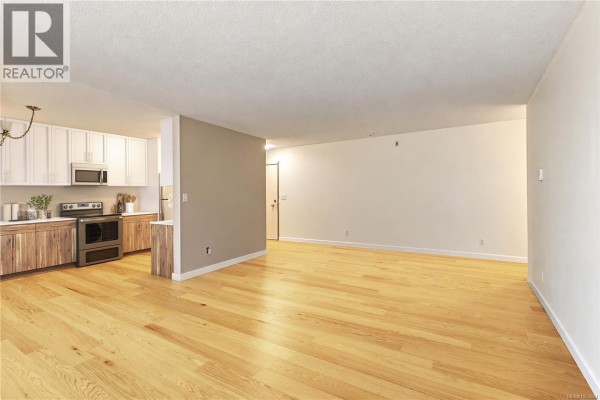 Kitchen - 206 3800 Quadra St, Saanich, BC V8X1H8 Photo 4