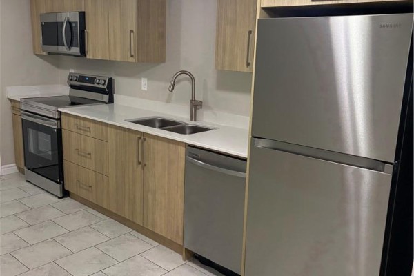 4pc Bathroom - 206 Dixon Street, Kitchener, ON N2G3E9 Photo 2