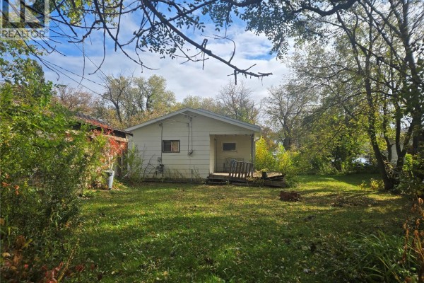 Enclosed porch - 206 Osler Street, Windthorst, SK S0G5G0 Photo 5