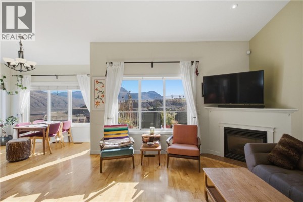 Living room - 2060 Grasslands Boulevard, Kamloops, BC V2B0A6 Photo 3