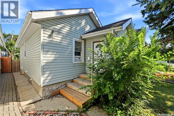 Kitchen - 2061 Queen Street, Regina, SK S4T4C2 Photo 3
