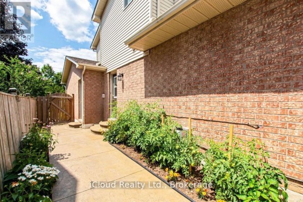 Family room - 2067 Hunters Wood Drive, Burlington, ON L7M2T1 Photo 2
