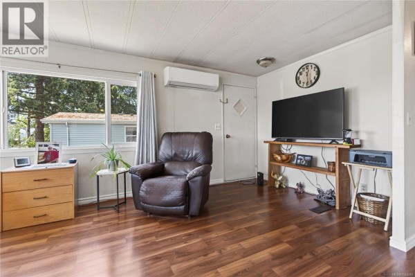 Mud room - 2068 4th St E, Courtenay, BC V9N6V8 Photo 5