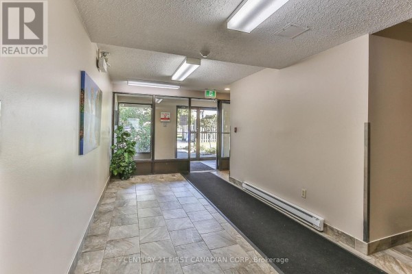 Living room - 207 - 1445 Huron Street, London East, ON N5V2E6 Photo 3