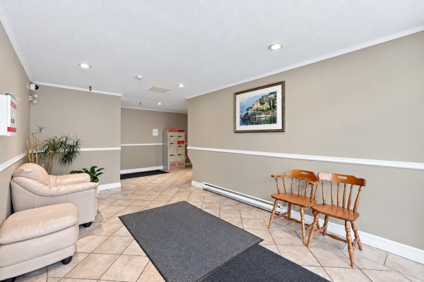207 10438 148 Street, Surrey, BC V3R8S9 Photo 2