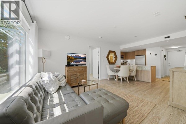 207 1061 Marine Drive, North Vancouver, BC V7P1S6 Photo 4