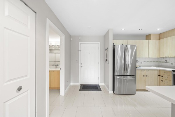 207 12083 92a Avenue, Surrey, BC V3V8C8 Photo 4