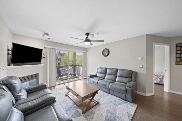 207 12083 92a Avenue, Surrey, BC V3V8C8 Photo 5