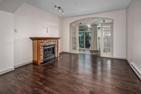 207 33485 South Fraser Way, Abbotsford, BC V2S8P9 Photo 4