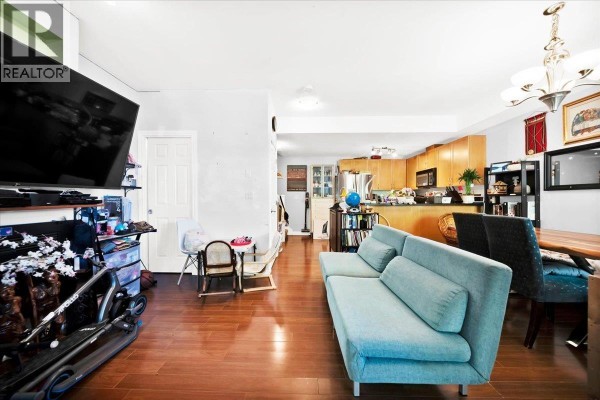 207 7333 16th Avenue, Burnaby, BC V3N0A8 Photo 4