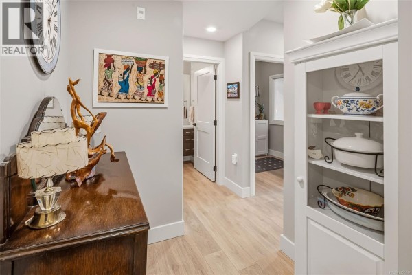 Den - 207 741 Travino Lane, Saanich, BC V8Z0G3 Photo 5
