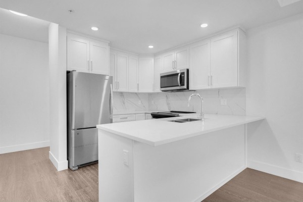 207 9983 E Barnston Drive, Surrey, BC V4N6T3 Photo 5