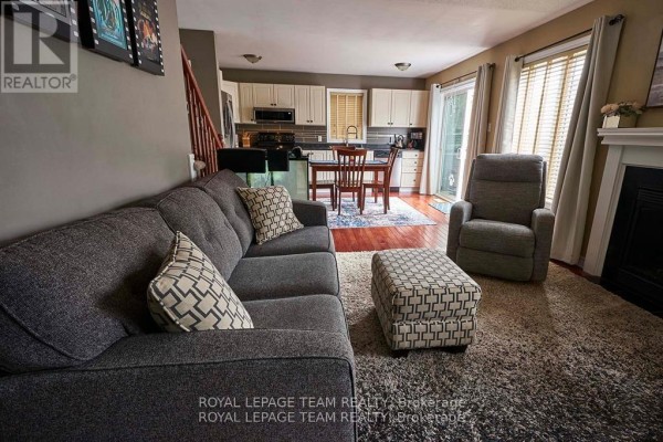 Living room - 207 Burnaby Drive, Ottawa, ON K2S0K1 Photo 4