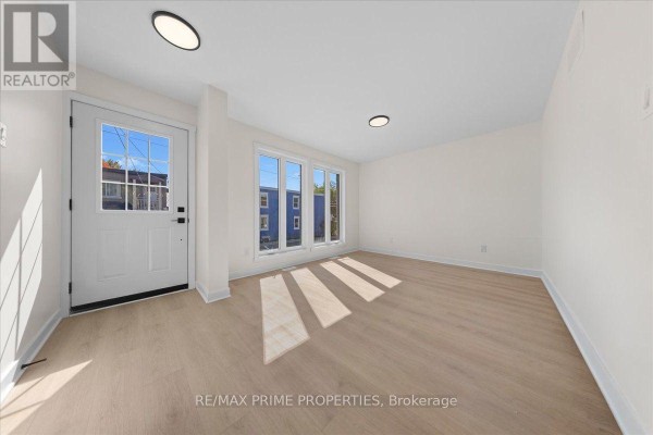 Bedroom - 207 Carillon Street, Ottawa, ON K1L5X7 Photo 2