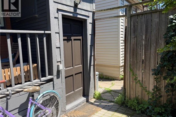 207 Charlton Avenue W, Hamilton, ON, photo 3