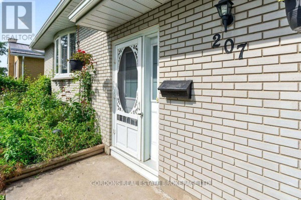Living room - 207 Robert Wallace Drive, Kingston, ON K7M1Y3 Photo 4