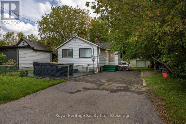 Kitchen - 207 Valencia Road, Oshawa, ON L1J1P2 Photo 2