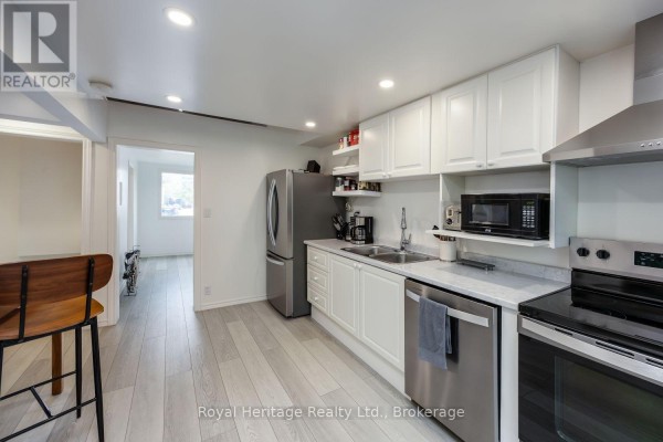 Kitchen - 207 Valencia Road, Oshawa, ON L1J1P2 Photo 5
