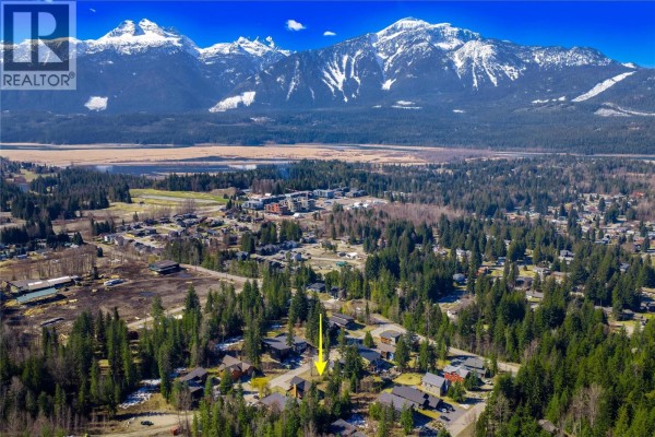 2070 Mountain Gate Road, Revelstoke, BC V0E2S1 Photo 2