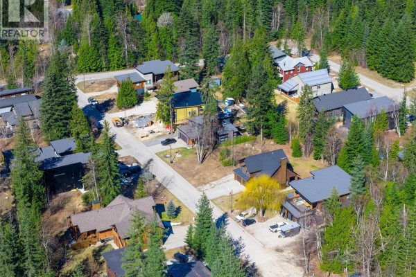 2070 Mountain Gate Road, Revelstoke, BC V0E2S1 Photo 3