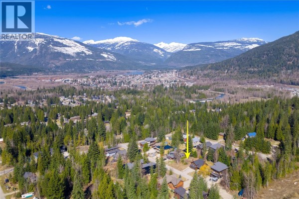 2070 Mountain Gate Road, Revelstoke, BC V0E2S1 Photo 5