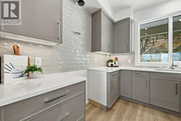 4pc Ensuite bath - 2071 Cortina Drive, Kelowna, BC V1P1R3 Photo 5