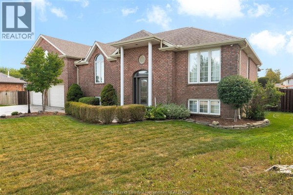 4pc Ensuite bath - 2071 Eugeni, Tecumseh, ON N9K1B3 Photo 2