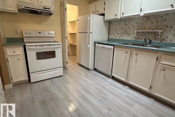 Kitchen - 2071 Saddleback Rd Nw, Edmonton, AB T6J4T4 Photo 3