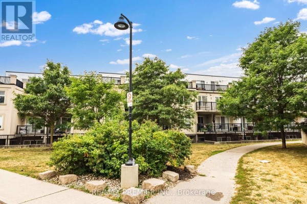 2072 - 3041 Finch Avenue W, Toronto, ON M9M0A4 Photo 4