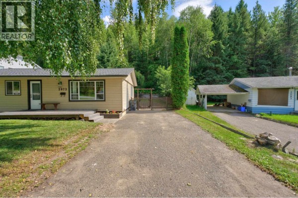 Living room - 2073 Woodhaven Drive, Prince George, BC V2K3C4 Photo 2