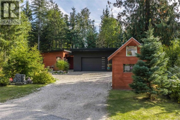 Foyer - 2077 Uplands Road, Revelstoke, BC V0E2S1 Photo 3