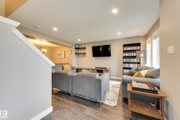 Kitchen - 2079 Desrochers Dr Sw, Edmonton, AB T6W4B9 Photo 3