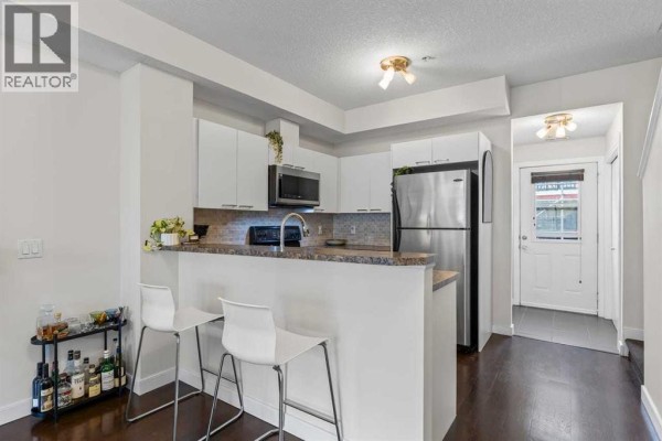 Living room - 208, 2426 34 Avenue Sw, Calgary, AB T2T2C8 Photo 4