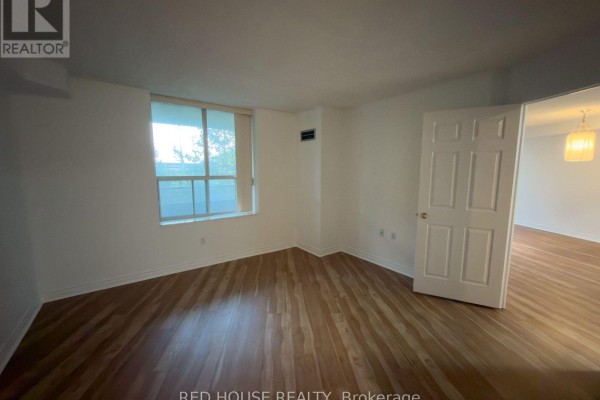 Living room - 208 - 2200 John Street, Markham, ON L3T7S7 Photo 4