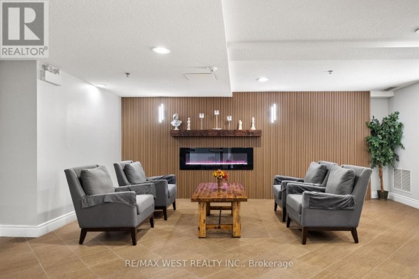 Living room - 208 - 4 Dayspring Circle, Brampton, ON L6P2Z5 Photo 2