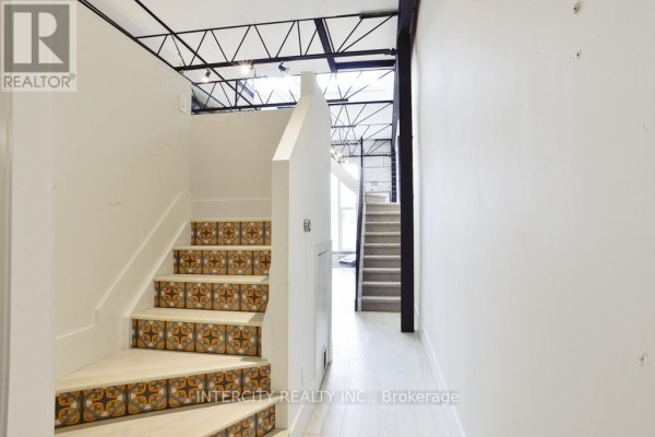 Living room - 208 - 676 Richmond Street W, Toronto, ON M6J1C3 Photo 4