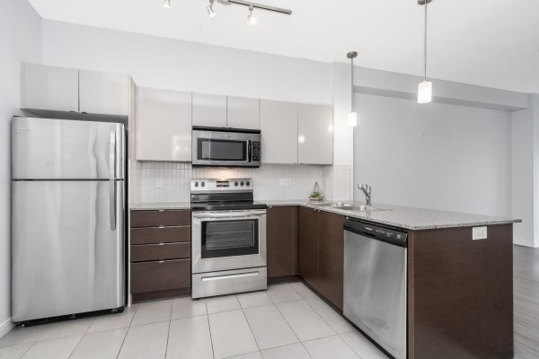 208 13733 107a Avenue, Surrey, BC V3T0B7 Photo 3