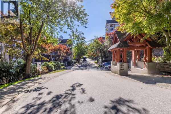 208 1420 Parkway Boulevard, Coquitlam, BC V3E3J6 Photo 3