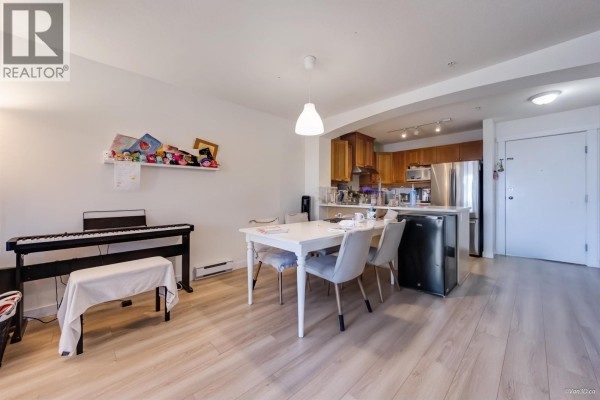 208 1420 Parkway Boulevard, Coquitlam, BC V3E3J6 Photo 4