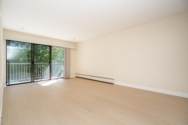 208 15020 North Bluff Road, White Rock, BC V4B5A4 Photo 5