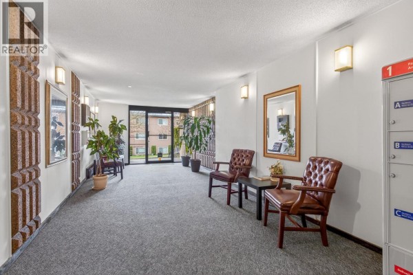 208 505 Ninth Street, New Westminster, BC V3M3W6 Photo 3